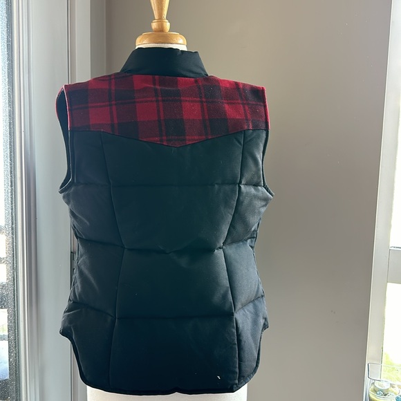 Moose knuckles Mirabel ladies peak vest 291 S. Brand New never worn. - Picture 9 of 10